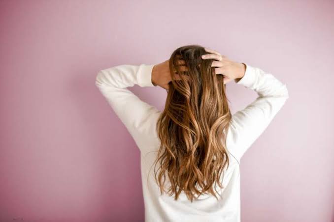 Tape Extensions: Die moderne Methode für volles und langes Haar Tape Extensions